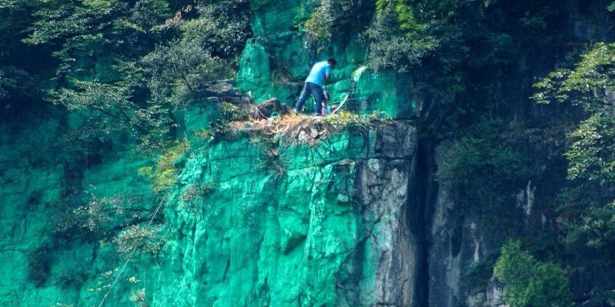 FOTO Číňan pomaľoval útes nazeleno, aby "zlepšil feng-šuej"