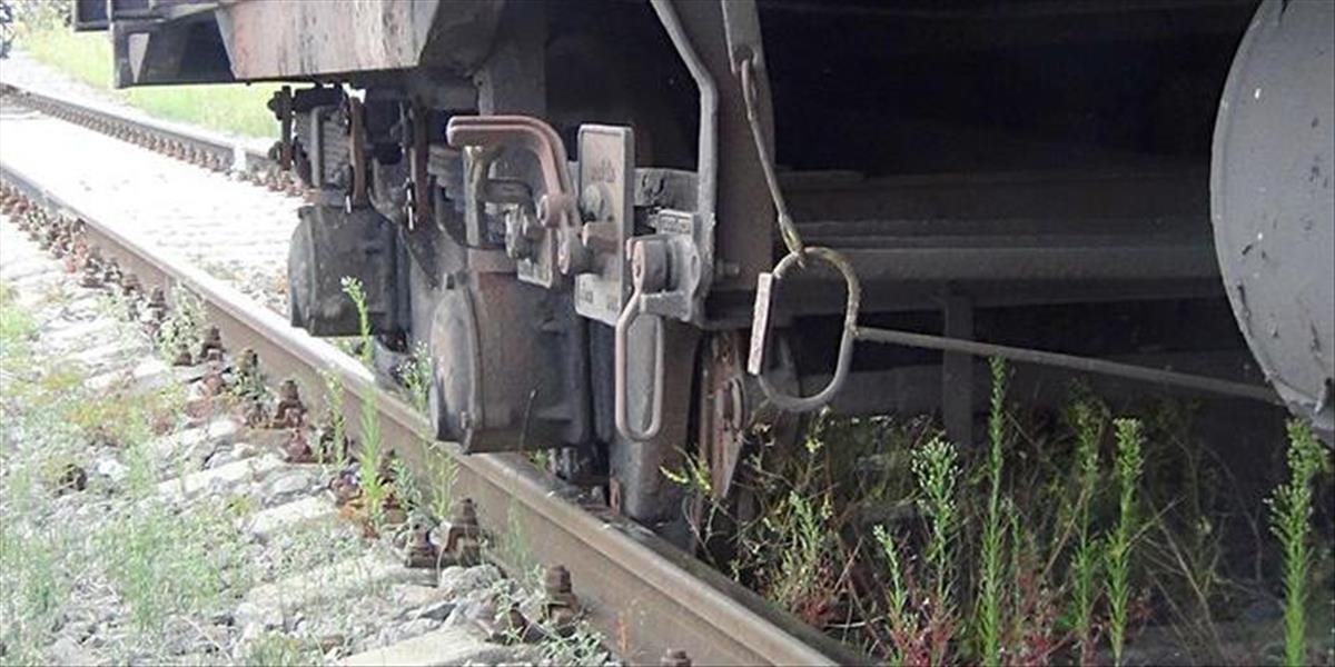 FOTO Opití železničiari zapríčinili v Dubnici vykoľajenie nákladného vozňa