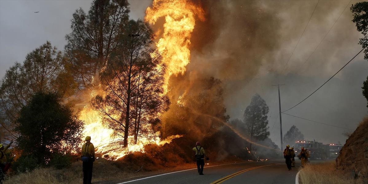 Hasičom v boji s lesnými požiarmi v americkom štáte Kalifornia pomáha počasie