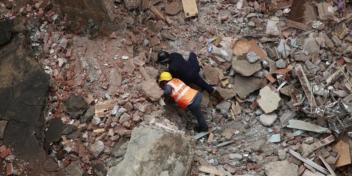 Zrútenie budovy pri Bombaji neprežilo 12 ľudí