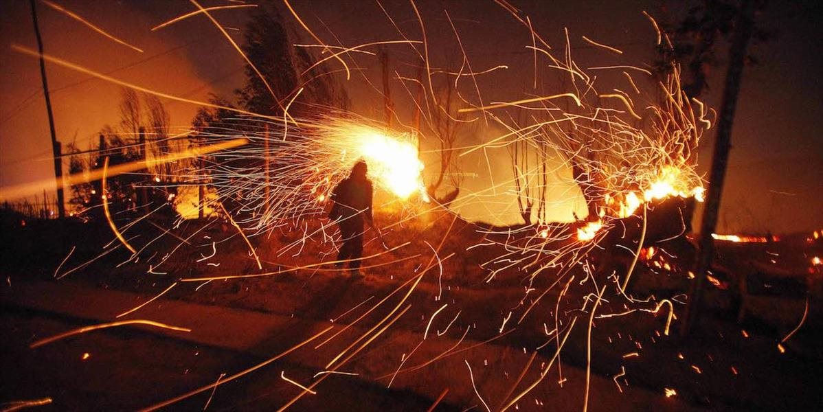 Českí hasiči bojujú s nebezpečným požiarom lesa, plamene sa šíria koreňmi