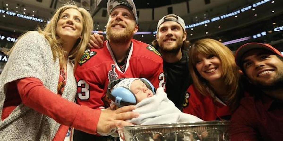 NHL: Versteeg posadil do pohára syna a ukázal ho policajtom