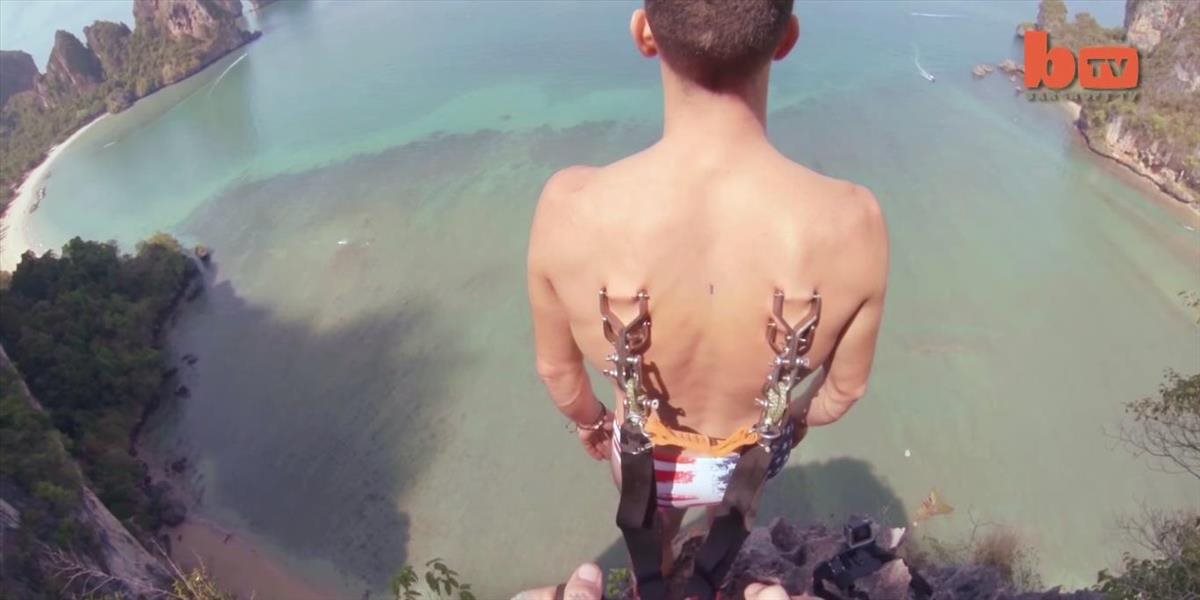 VIDEO Blázon: Skočil z útesu s padákom, ten mal pripevnený o chrbát