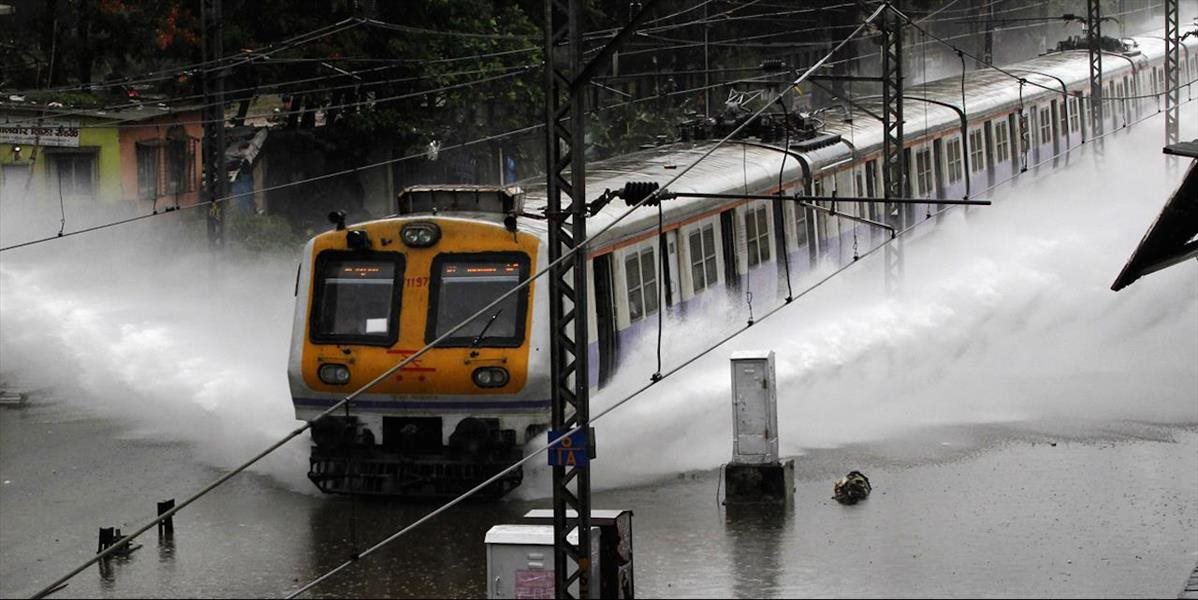 V strednej Indii sa pre záplavy vykoľajili dva vlaky, zomrelo najmenej 19 ľudí