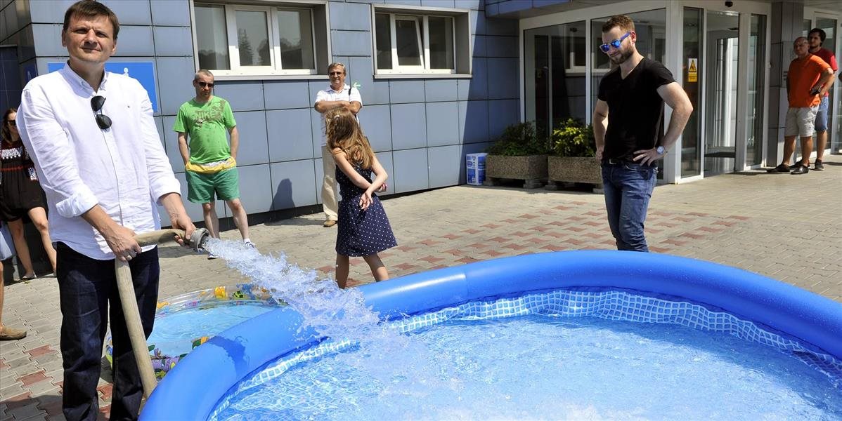 FOTO Hlina priviezol bazény pred ministerstvo, aby upozornil na kúpalisko Mičurin