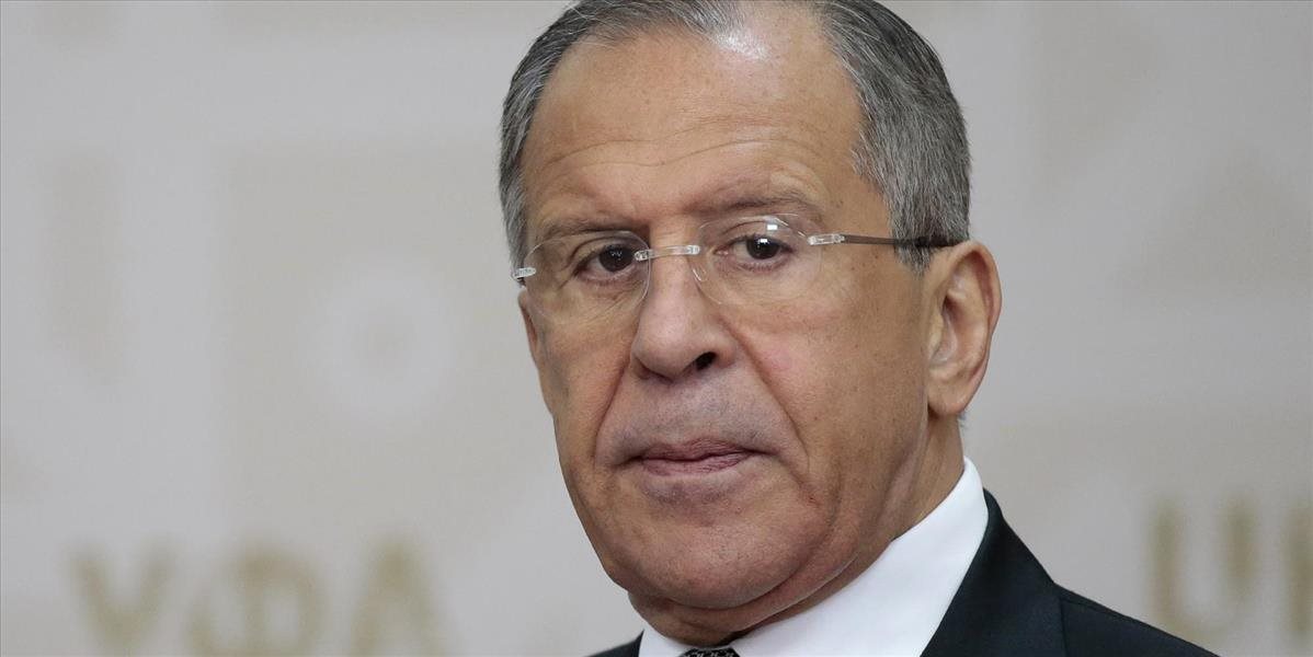 Lavrov obvinil Kyjev z naťahovania rokovaní o stiahnutí zbraní z frontu