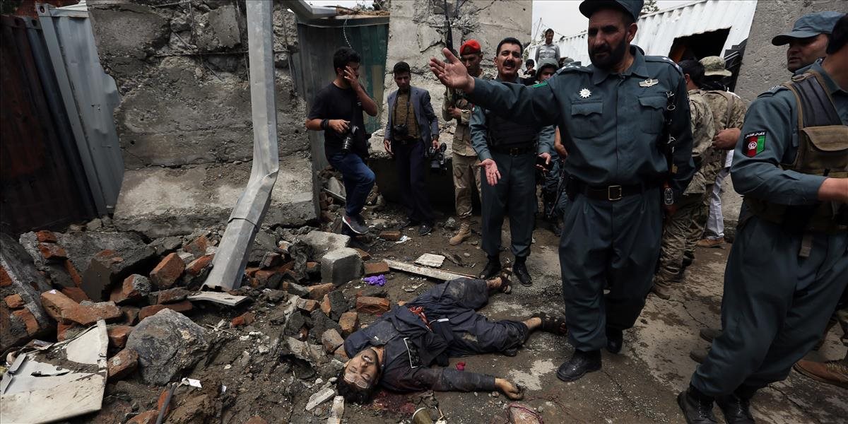Na juhu Afganistanu sa zrútil vrtuľník, Taliban útočil s bombou v nákladnom aute