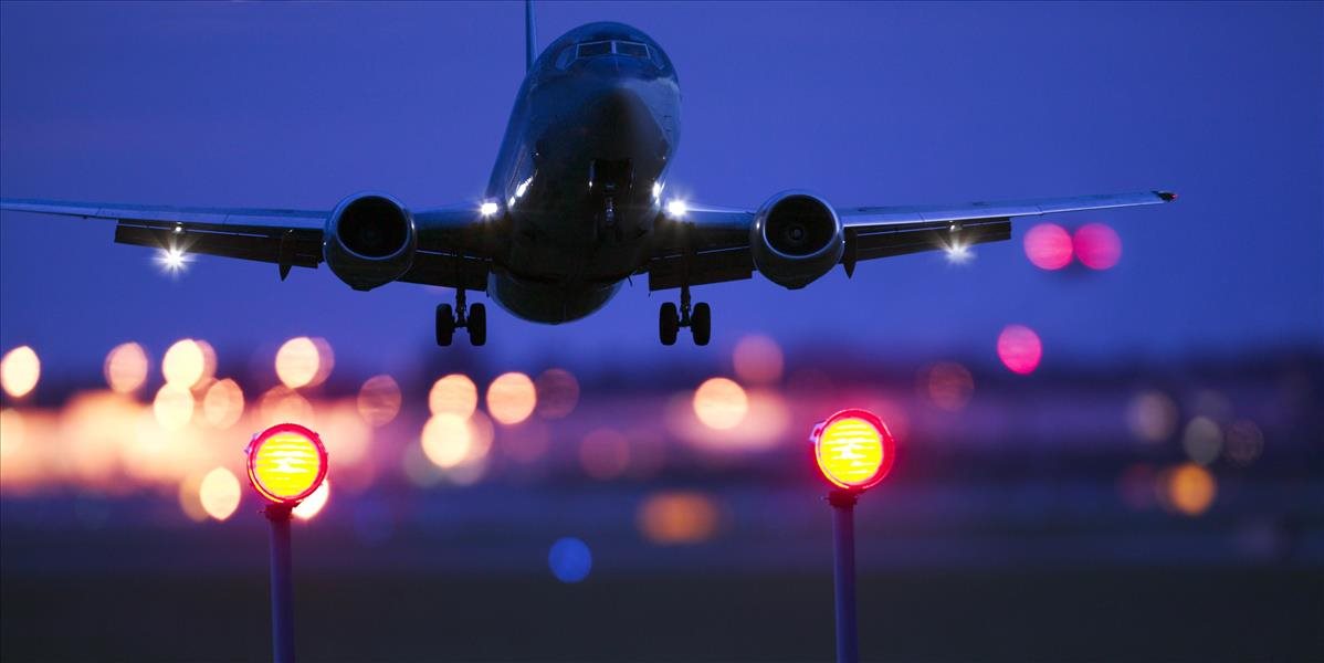 Na letisku v Bratislave núdzovo pristálo lietadlo s poškodeným podvozkom