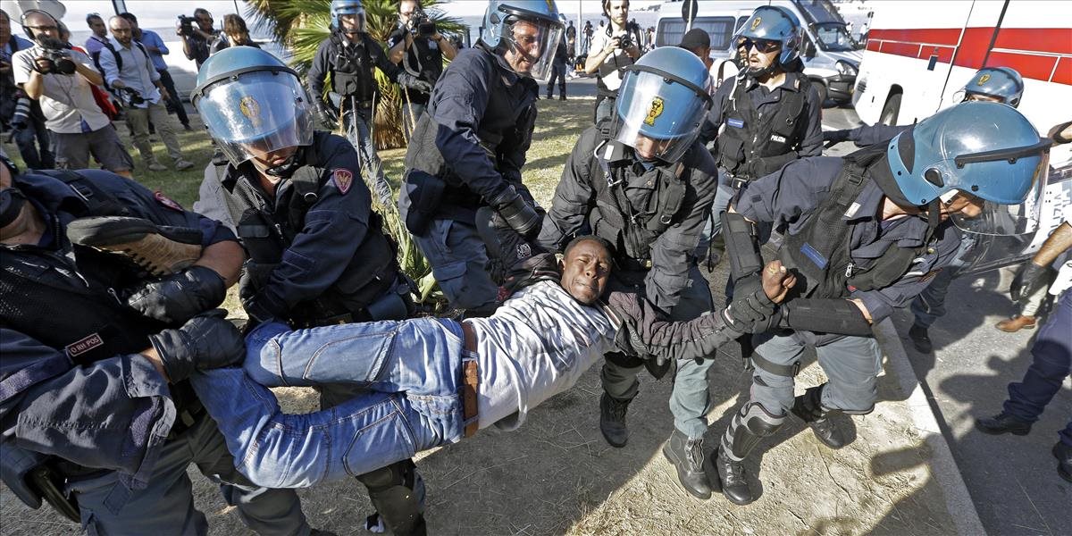 Talianska polícia zatkla päticu obchodníkov s ľuďmi z Líbye a Alžírska
