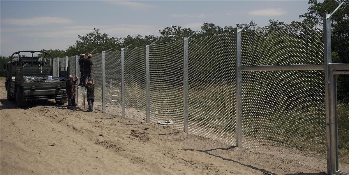 Migranti pri maďarskej obci Ásotthalom prestrihli plot z ostnatého drôtu