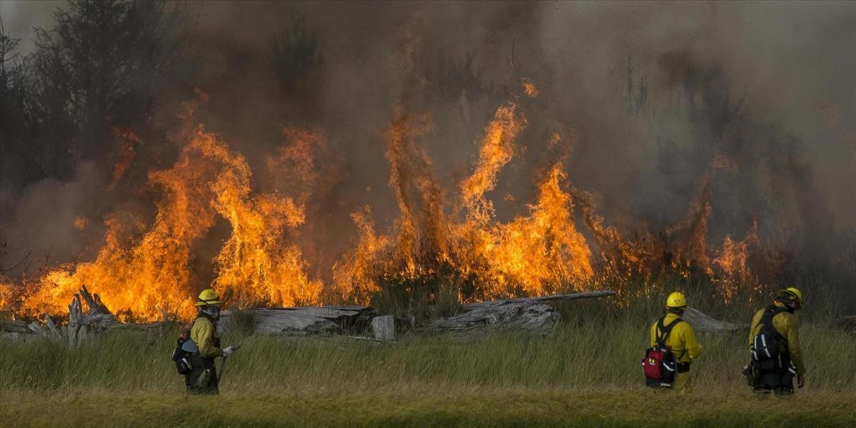 Kaliforniu stále sužujú lesné požiare, i keď hasiči majú čiastkové úspechy