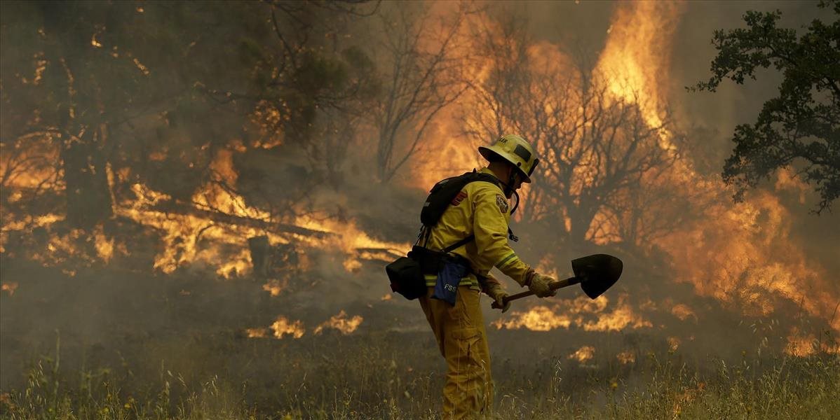 Hasenie lesného požiaru v provincii Cáceres sťažuje silný vietor