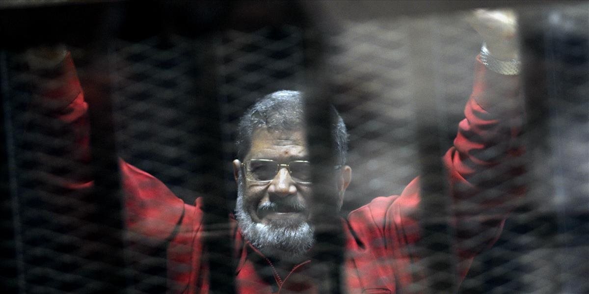 Bývalý egyptský prezident sa sťažuje na väzenskú stravu, obáva sa vraj o život