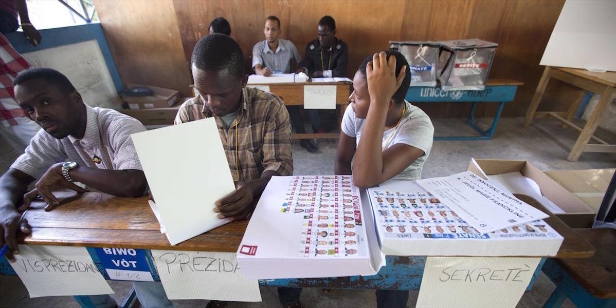 Víkendové parlamentné voľby v Haiti sprevádzal chaos i násilie
