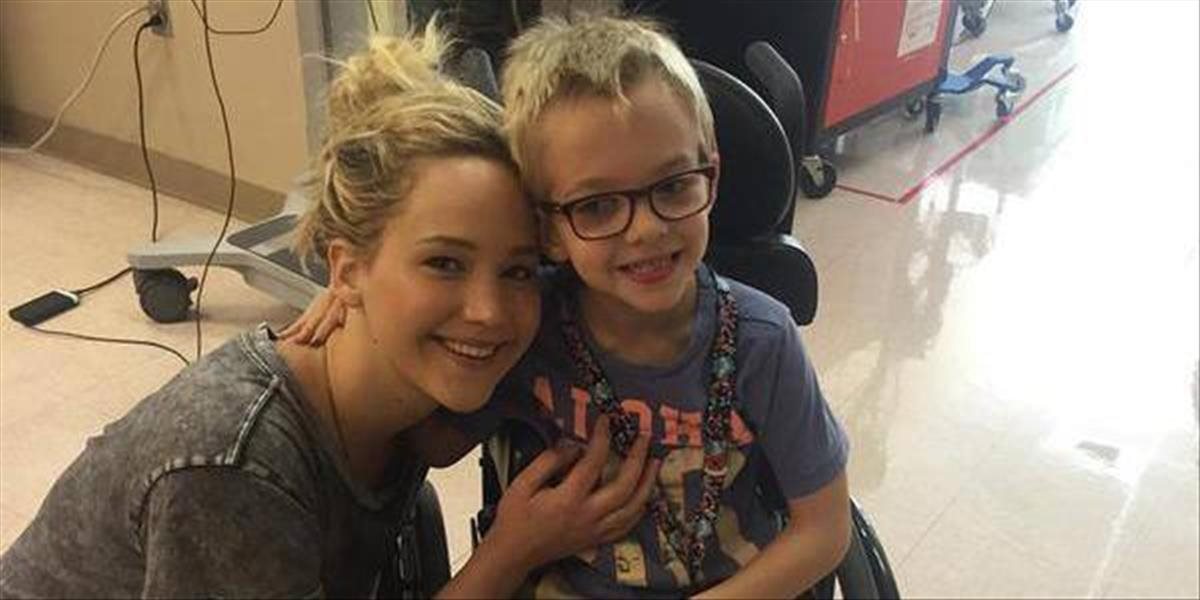Jennifer Lawrence si pri natáčaní filmu X-men urobila pauzu, a navštívila choré deti