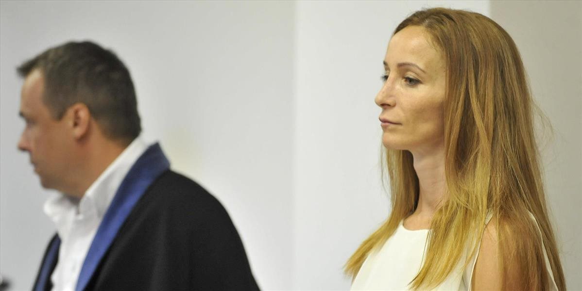 Prokurátor navrhol pre obžalovanú Evu z vraždy manžela desať rokov za mrežami