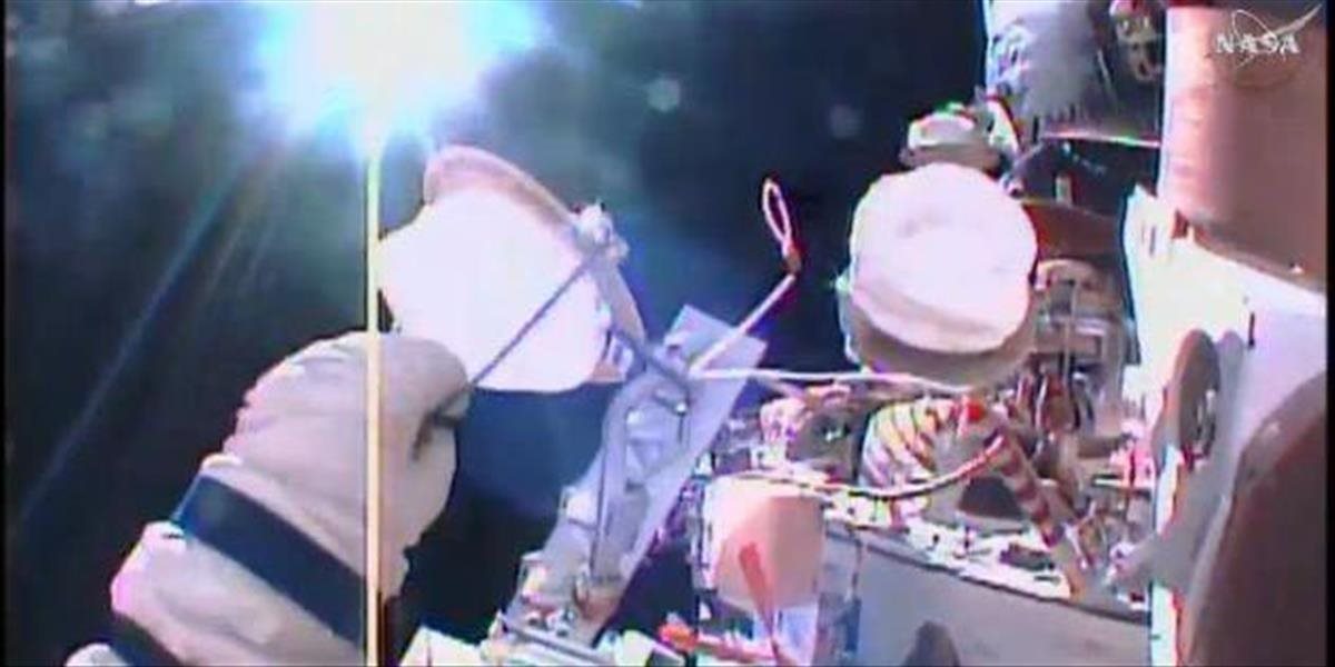 Kozmonauti na ISS začali pracovný týždeň výstupom do voľného priestoru