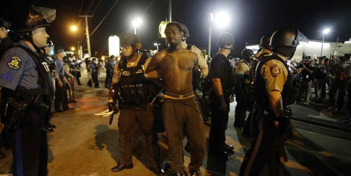 Po nových nepokojoch vo Fergusone vyhlásili stav ohrozenia