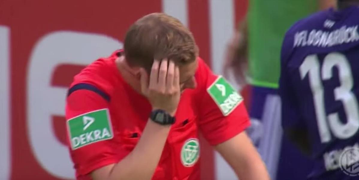 VIDEO Duel Nemeckého pohára prerušili, rozhodcu trafil zapaľovač
