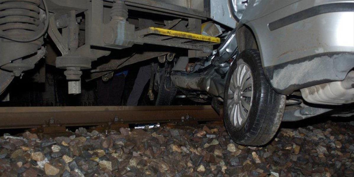 Pri Seredi sa zrazil vlak s osobným autom