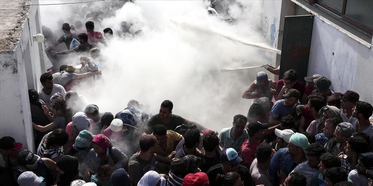 FOTO Chaos v Grécku: Utečenci sa bijú, prespávajú v parkoch a blokujú komunikácie
