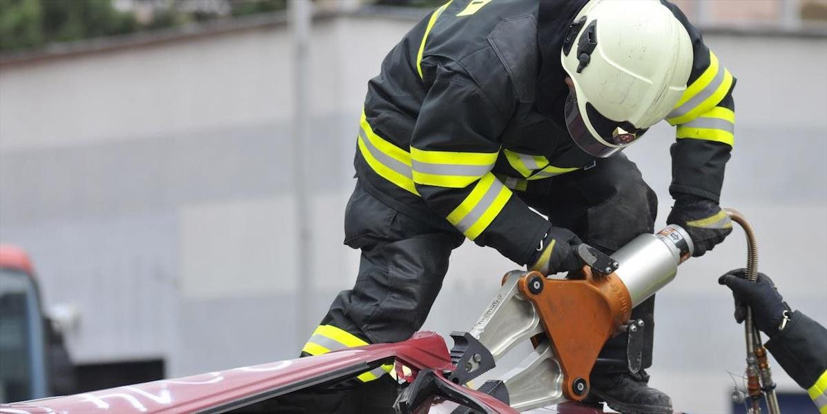 V Bratislave zasahovali pri nehode auta ôsmi hasiči