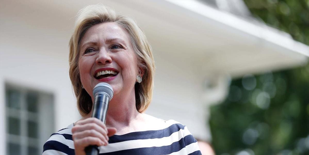Clintonová ustúpila a nakoniec odovzdala svoj osobný e-mailový server