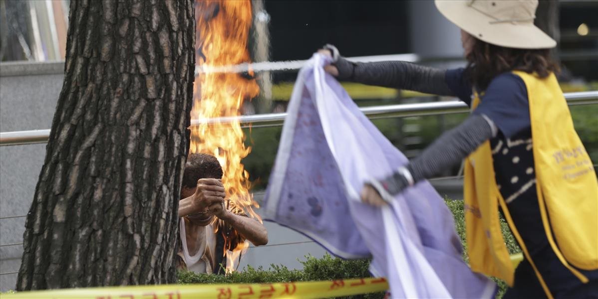 FOTO Pred japonským veľvyslanectvom v Soule sa podpálil 81-ročný muž