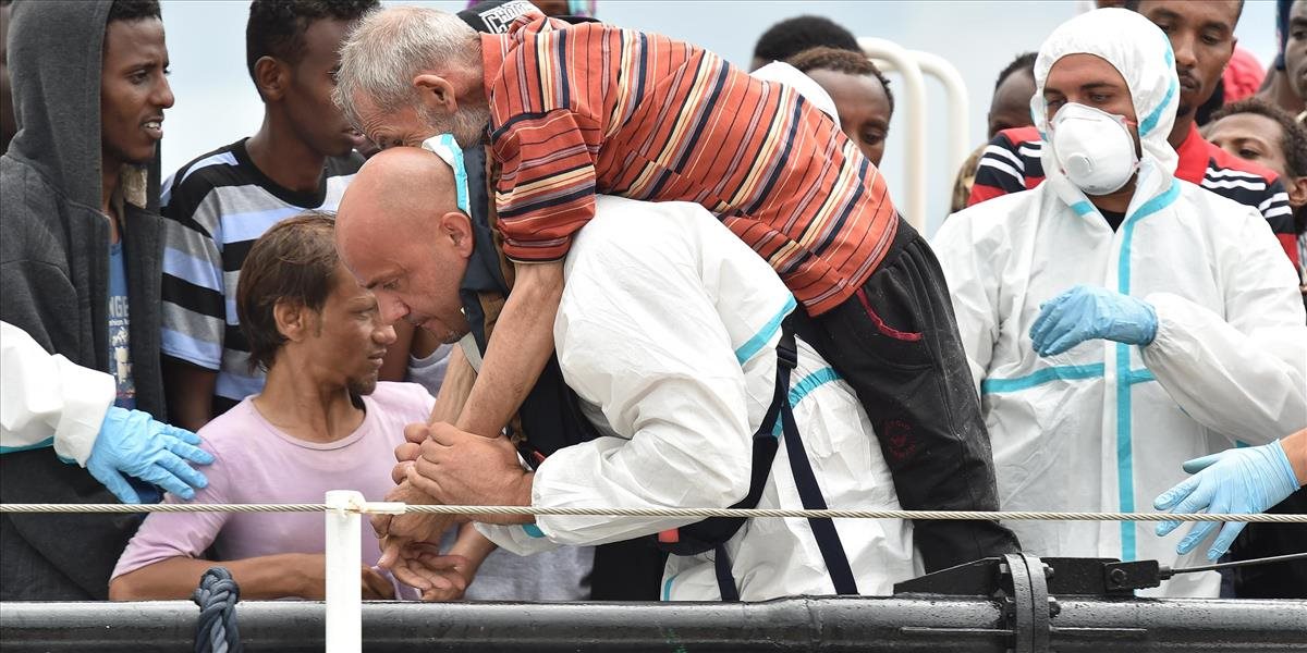 Talianske námorníctvo zachránilo skupinu migrantov; ďalších 50 je nezvestných