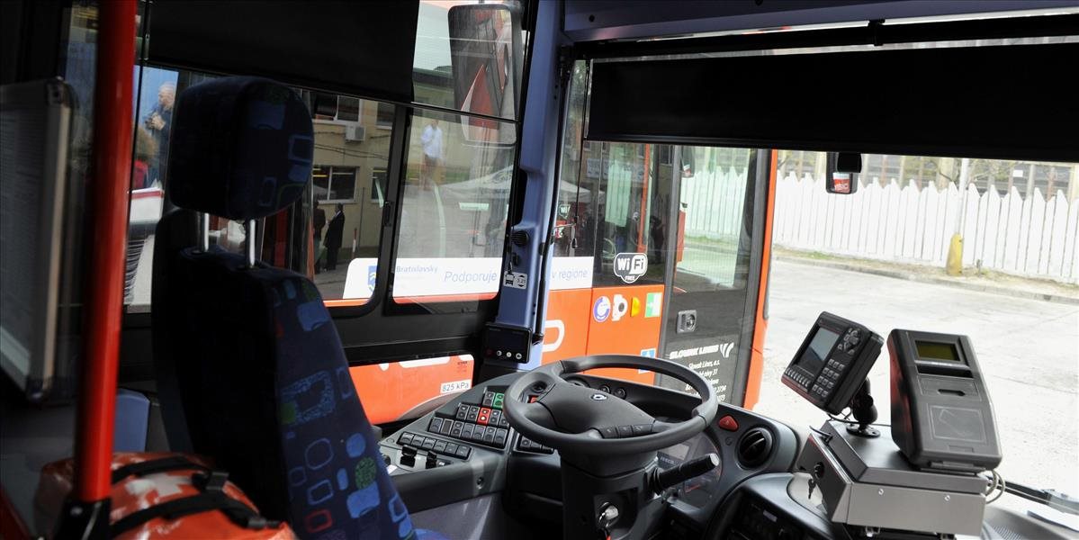 Mužovi sa nechcelo kupovať cestovný lístok, tak napadol vodiča autobusu