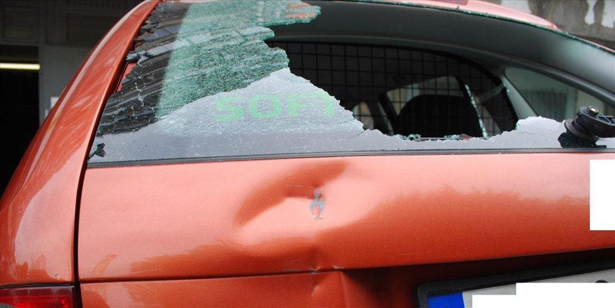V parkovacom dome  v Trenčíne  poškodil dve autá, škody sú 5000 eur
