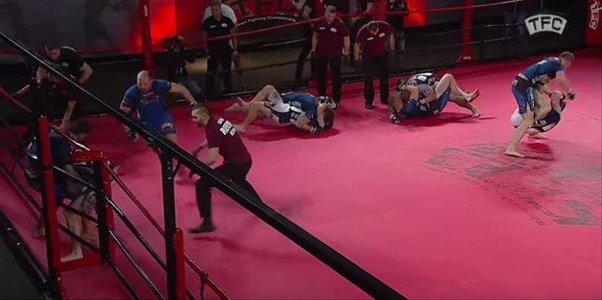 Brutálne VIDEO: Súboj päťčlenných tímov MMA