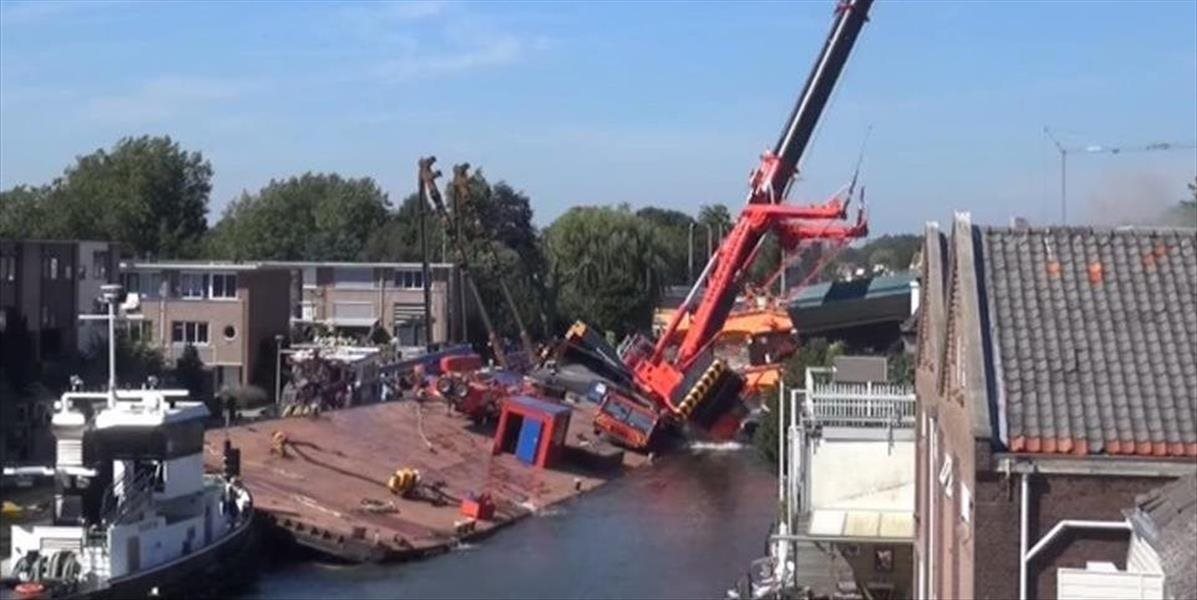 Holandské mesto obvinilo zo zrútenia sa žeriavov na moste dodávateľov stavby