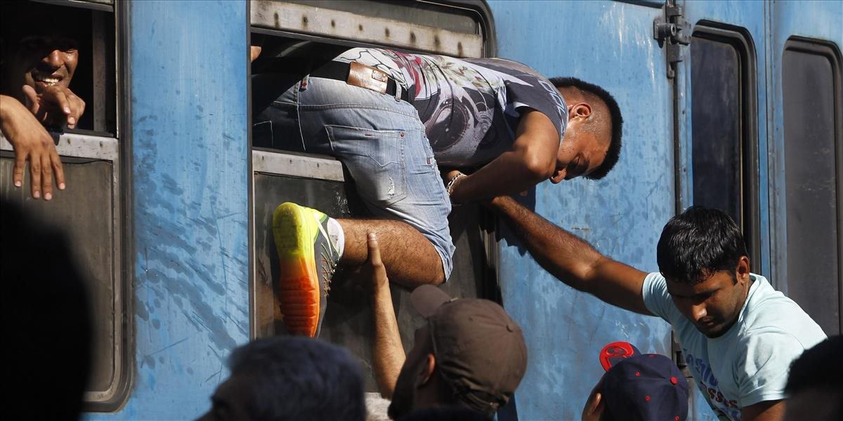 Tisícky migrantov sa chcú dostať do Maďarska pred dokončením zábran