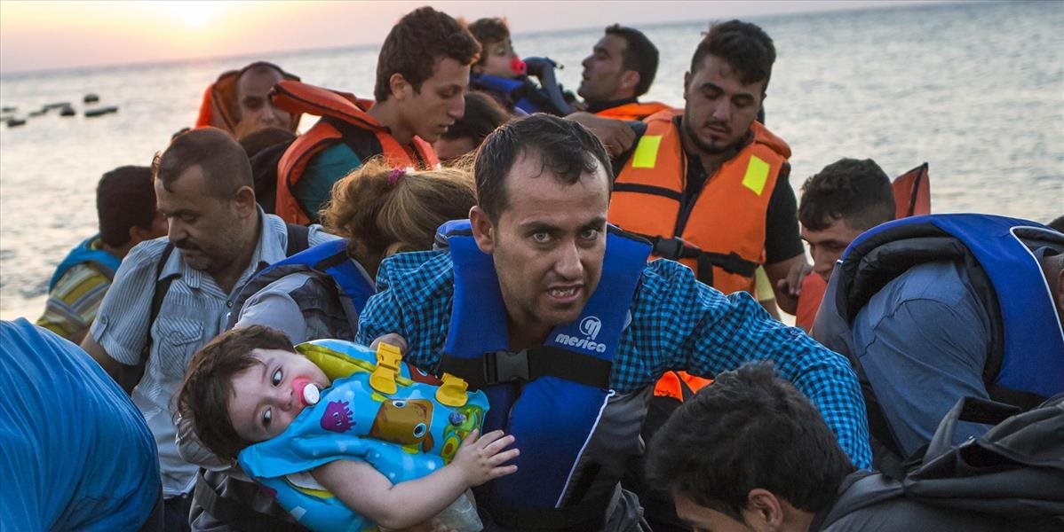 Pri pobreží Grécka zachránili vyše 580 utečencov