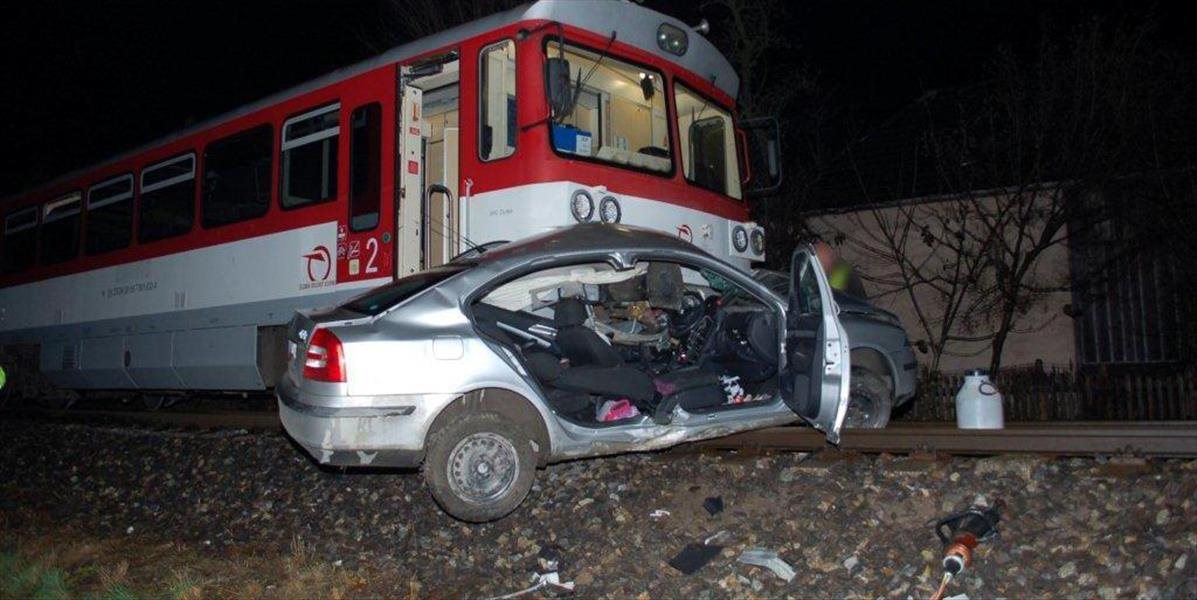 V Česku sa zrazilo na priecestí auto s manipulačným vlakom, 2 mŕtvi a 2 zranení