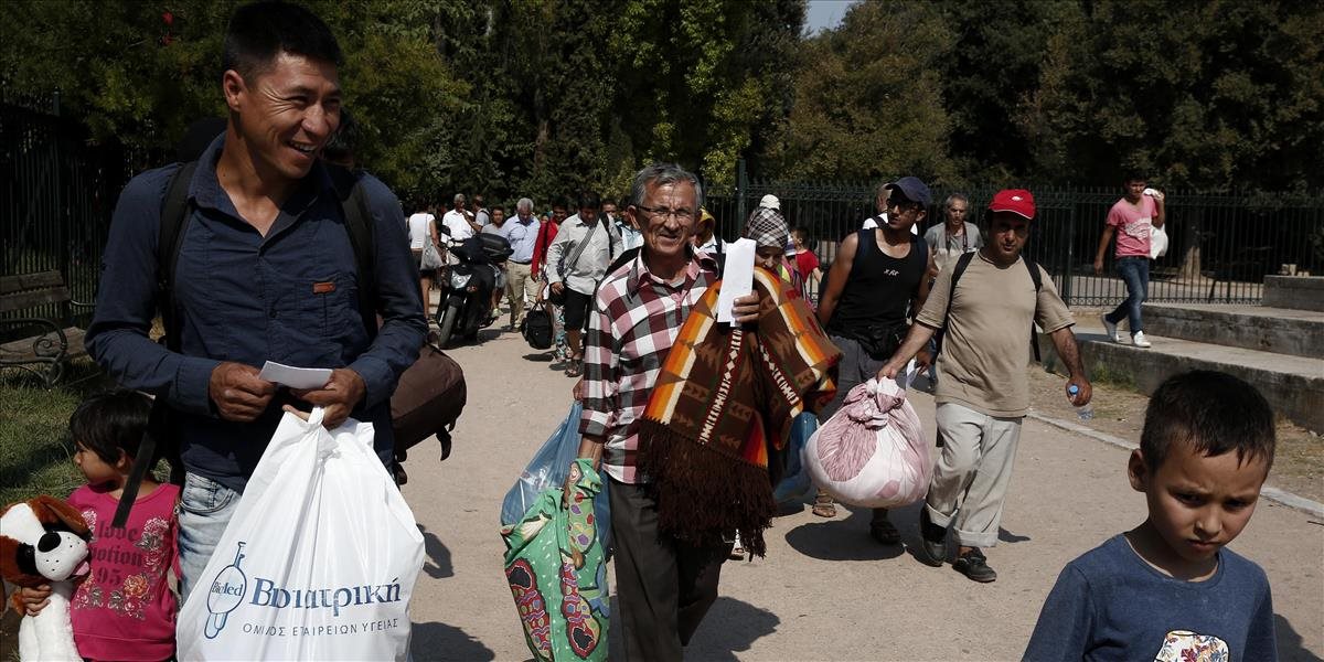 Migrantov utáborených v aténskom parku presúvajú do kontajnerov