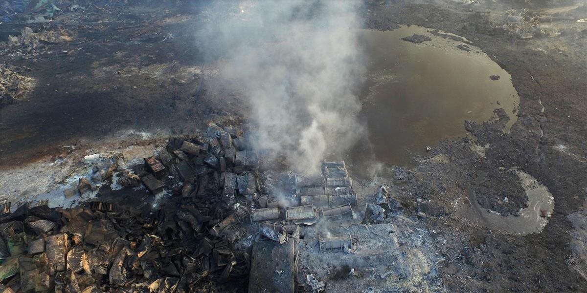 Z miesta mohutných výbuchov v Číne odstránili záchranári sudy so stovkami ton kyanidov