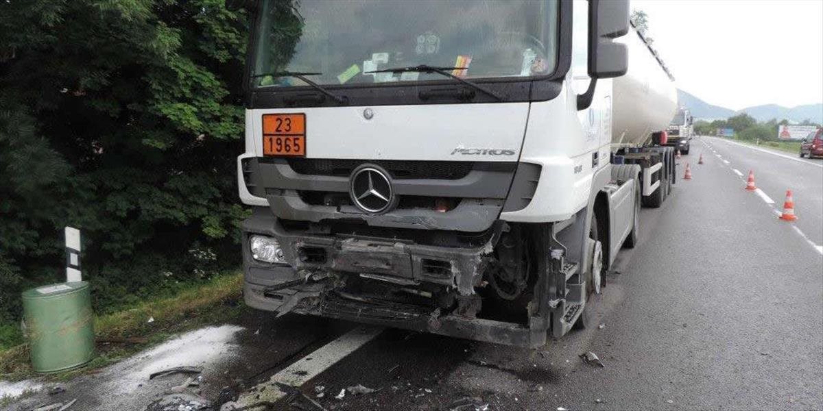 Hasiči zlikvidovali únik nafty z havarovaného rumunského kamióna
