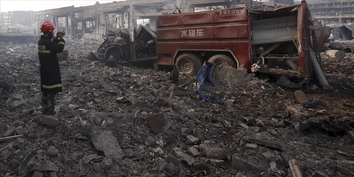 Búrky komplikujú odstraňovanie následkov výbuchov v čínskom prístave Tchien-ťin
