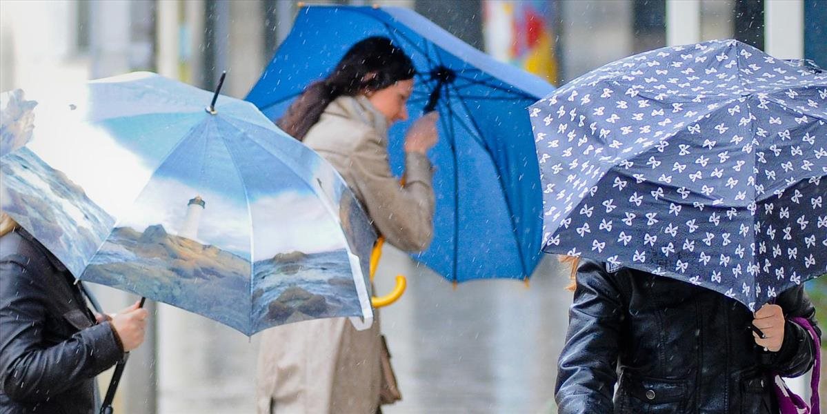 Dažde na Slovensku pokračujú, výstrahy platia pre päť krajov
