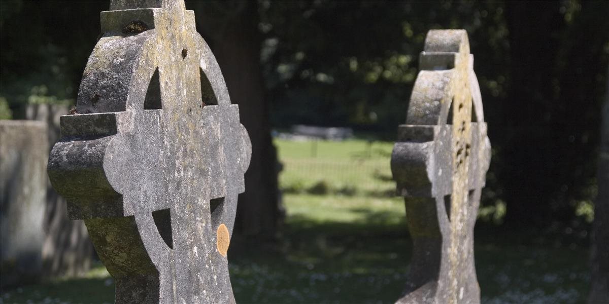 Podnapití mladiství vandali vyčíňali aj na cintoríne v Jasove