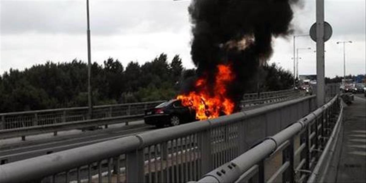 VIDEO Dopravná nehoda v Bratislave: BMW zhorelo do tla, zranili sa dve osoby!