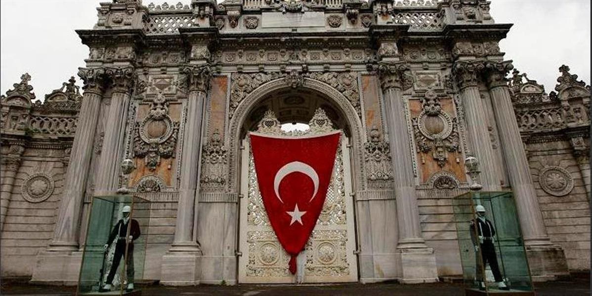 Dvaja útočníci spustili paľbu na strážcov paláca v Istanbule