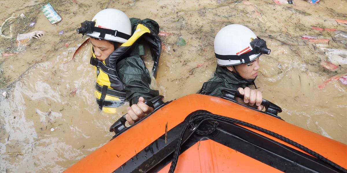 Strednú časť Číny pustošia záplavy, voda si už zobrala najmenej 11 životov