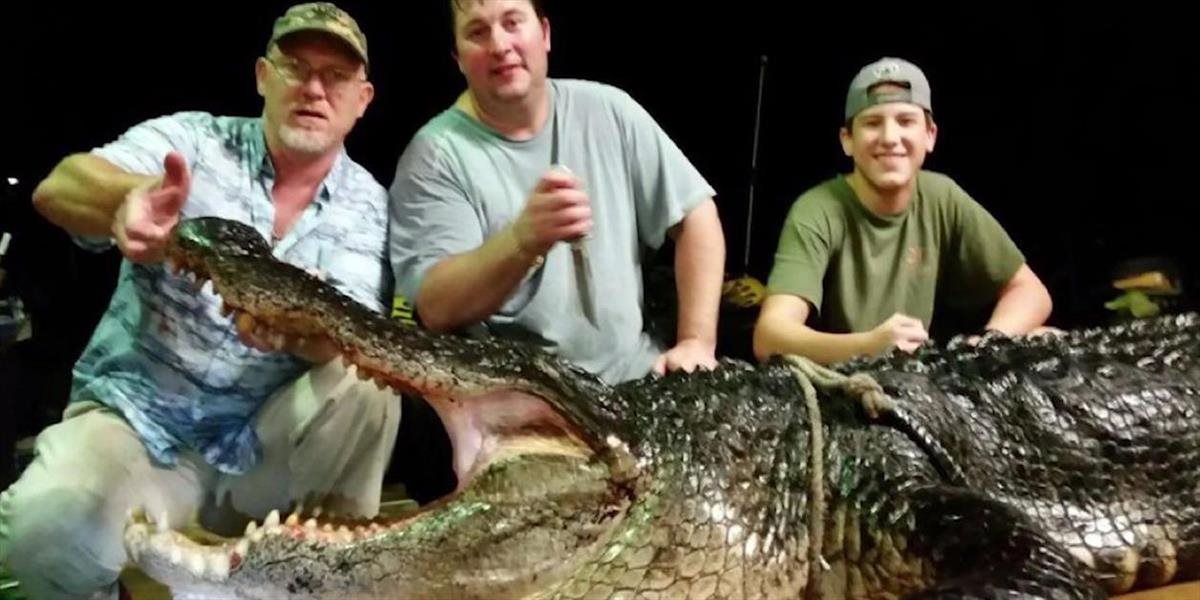 VIDEO Obrovského aligátora vylovili z jazera v Alabame