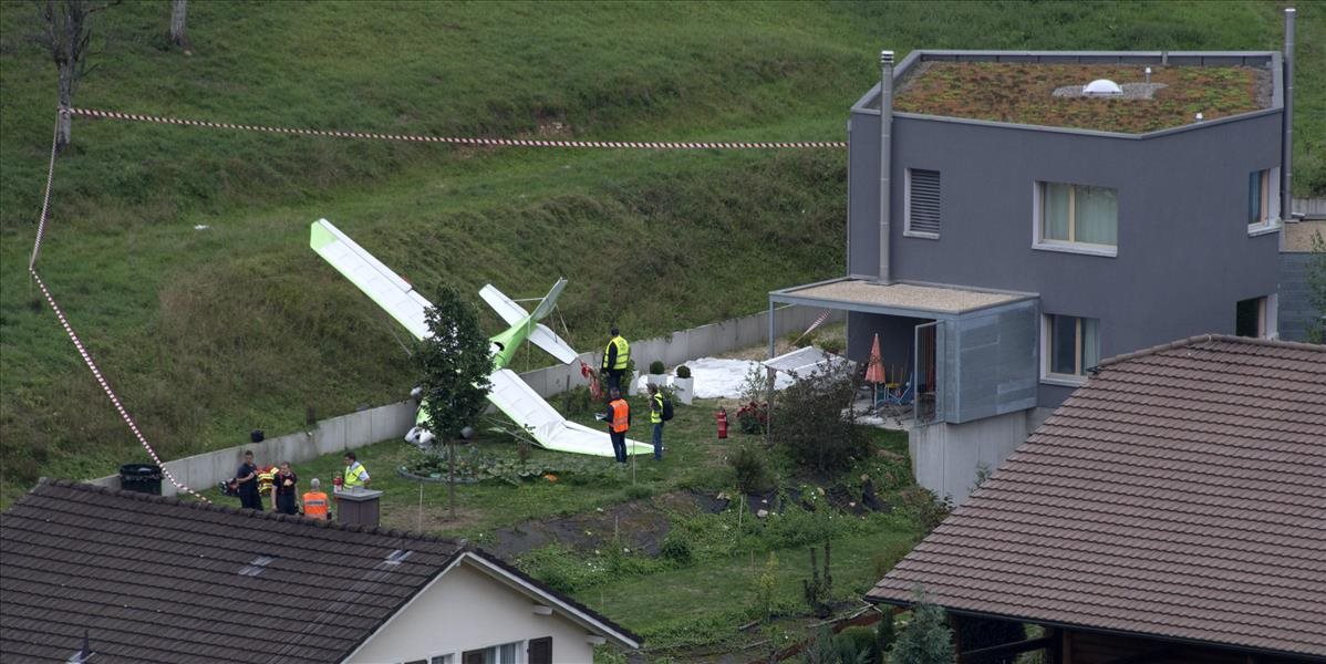 Zrážka lietadiel na leteckej šou vo Švajčiarsku: Zahynul jeden pilot, druhý stihol vyskočiť