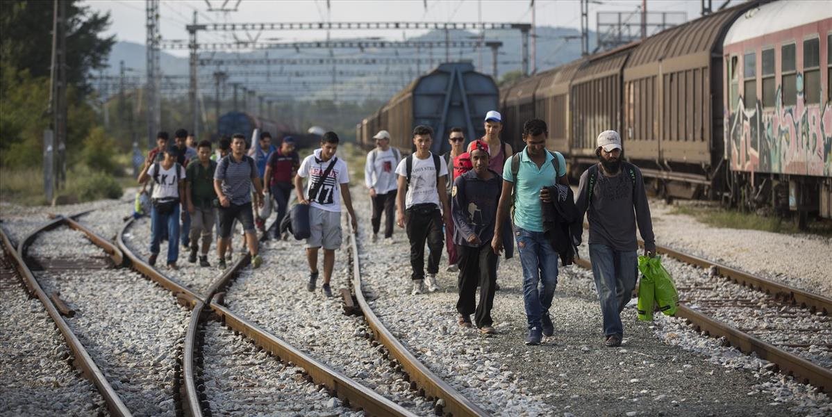 Polícia pátra po dvojici prevádzačov, ktorí vo Viedni zanechali 30 migrantov