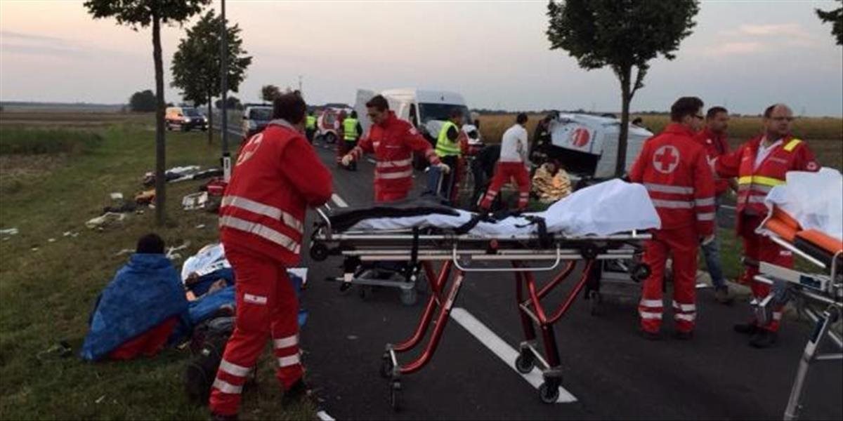 Zrážka vozidiel s migrantmi neďaleko Bratislavy: Zranilo sa 37 ľudí