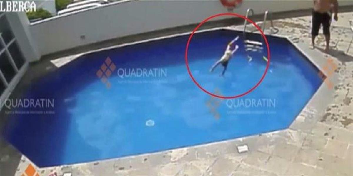 Otrasné VIDEO: Otec hádzal svoju dcérku do bazéna, tešil sa ako sa topí, nakoniec umrela